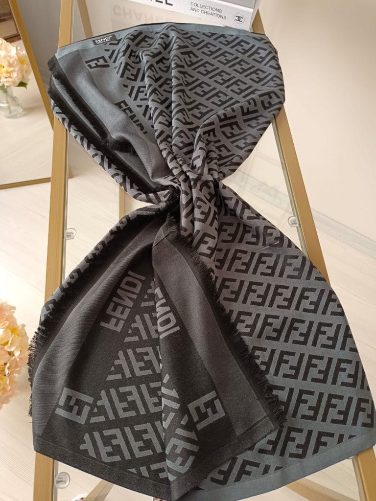 Fendi Desenli İpek Kaşmir Çift Taraflı Şal